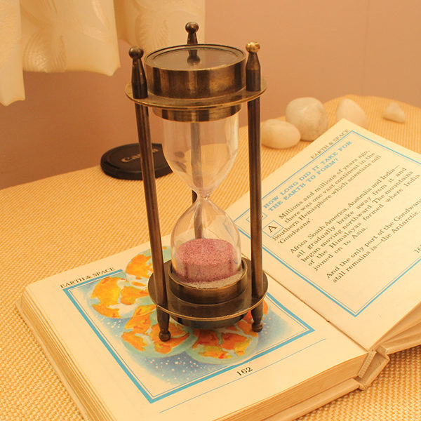 vintage-hourglass-with-compass-pink-sand